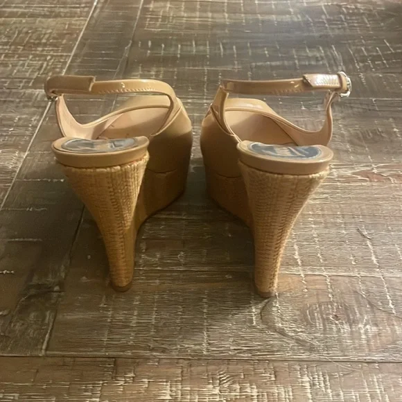 Taupe patent Gucci slingback platforms.  Sz 39 - Picture 3 of 4